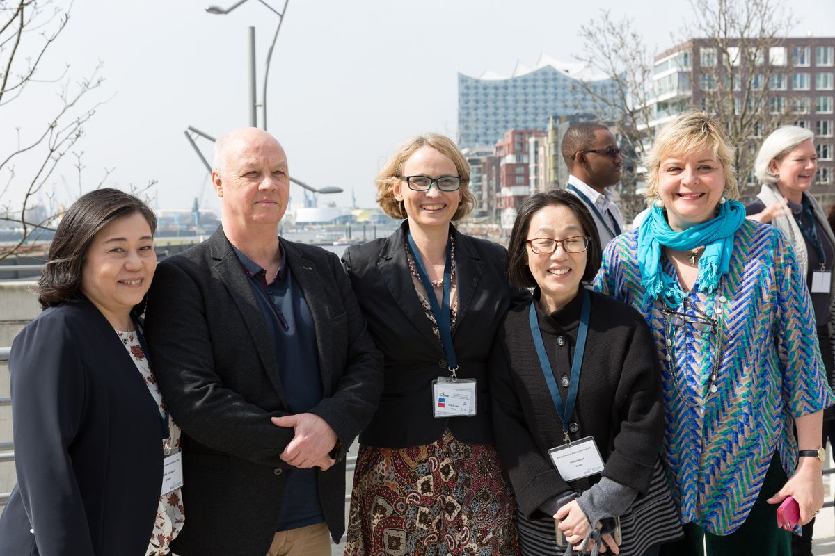 Gastgeberin Prof. Dr. Liane Simon von der MSH Medical School Hamburg (Mitte) mit den derzeitigen Vorsitzenden der WHO-Arbeitsgruppen: Yukiko Yokobori (Japan), Dr. Huib Ten Napel (Niederlande), Haejung Lee (Korea) und Dr. Matilde Leonardi (Italien) 
