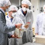 Der bayerische Gesundheitsminister Klaus Holetschek in der Fertigung der Kneipp GmbH