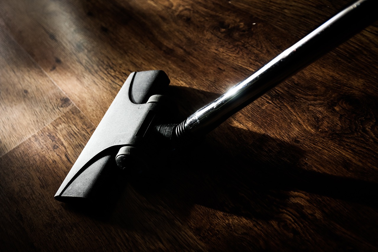 Wer Wert auf Hygiene und einfache Wartung legt, könnte einen Staubsauger mit Beutel bevorzugen. Für umweltbewusste Nutzer, die laufende Kosten vermeiden möchten, ist ein beutelloser 