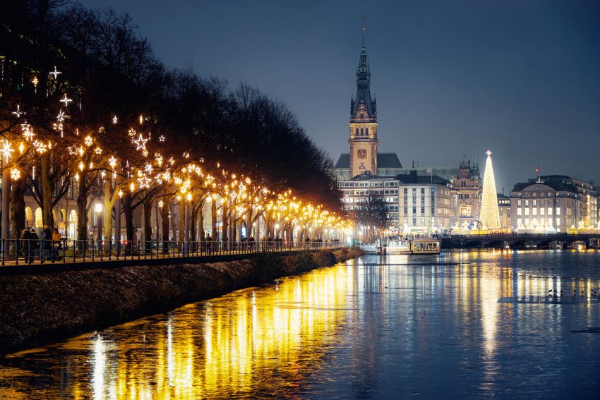 Blick auf den Historischen Weihnachtsmarkt auf dem Rathausplatz